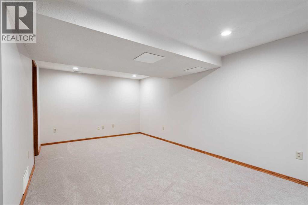 Single Family House for Sale in   Oakmoor Drive SW Palliser Calgary 