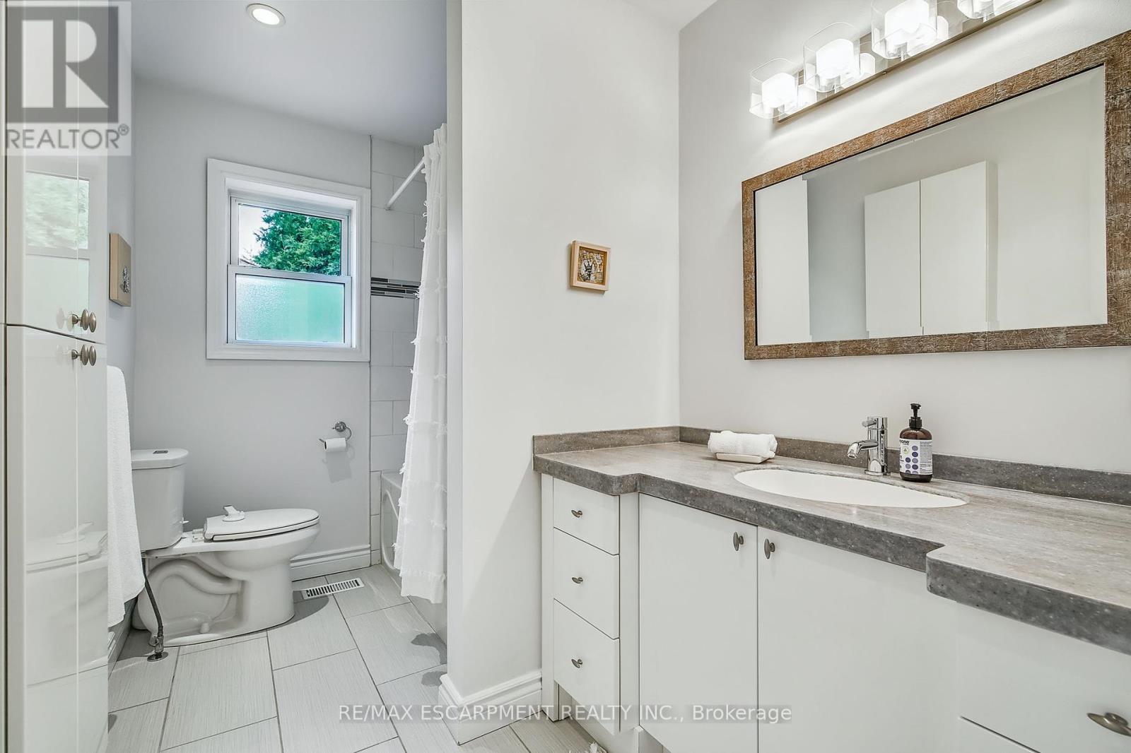 Photo 12 of 2217 Ghent Avenue, Burlington ON