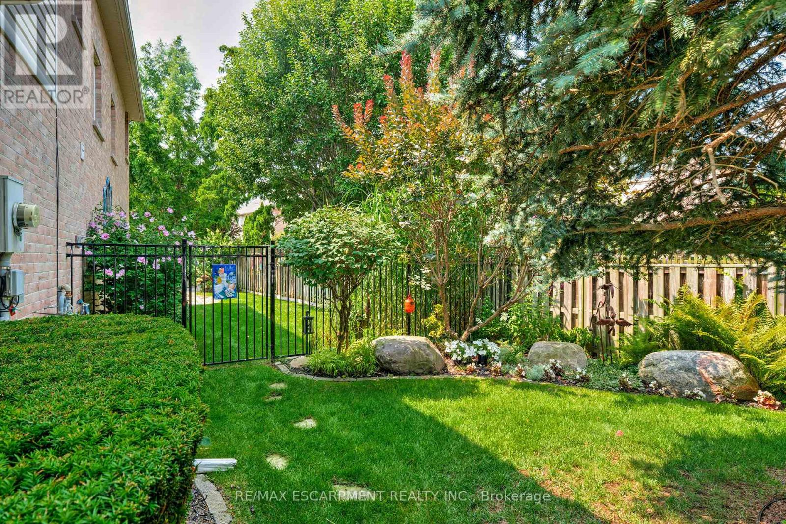 Photo 4 of 40 2511 Boros Road, Burlington ON