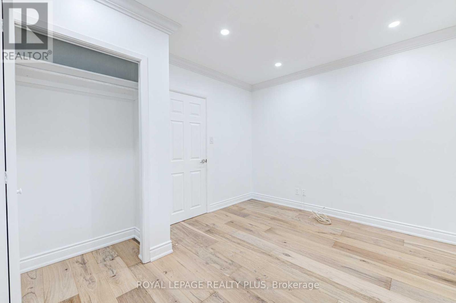 Photo 10 of 428 Samford Place, Oakville ON