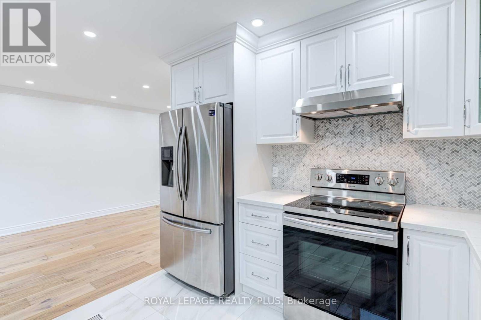 Photo 8 of 428 Samford Place, Oakville ON