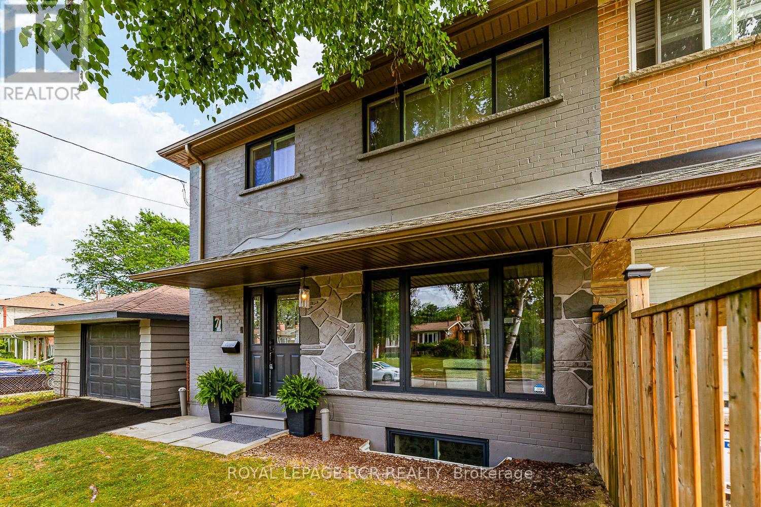 Photo 2 of 7 Annapearl Court, Toronto ON