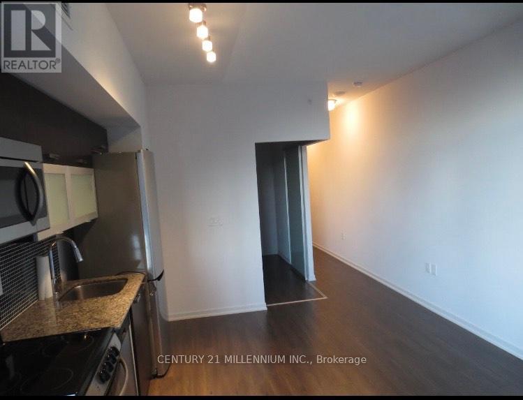 Photo 10 of 622 E 36 Lisgar Street, Toronto ON