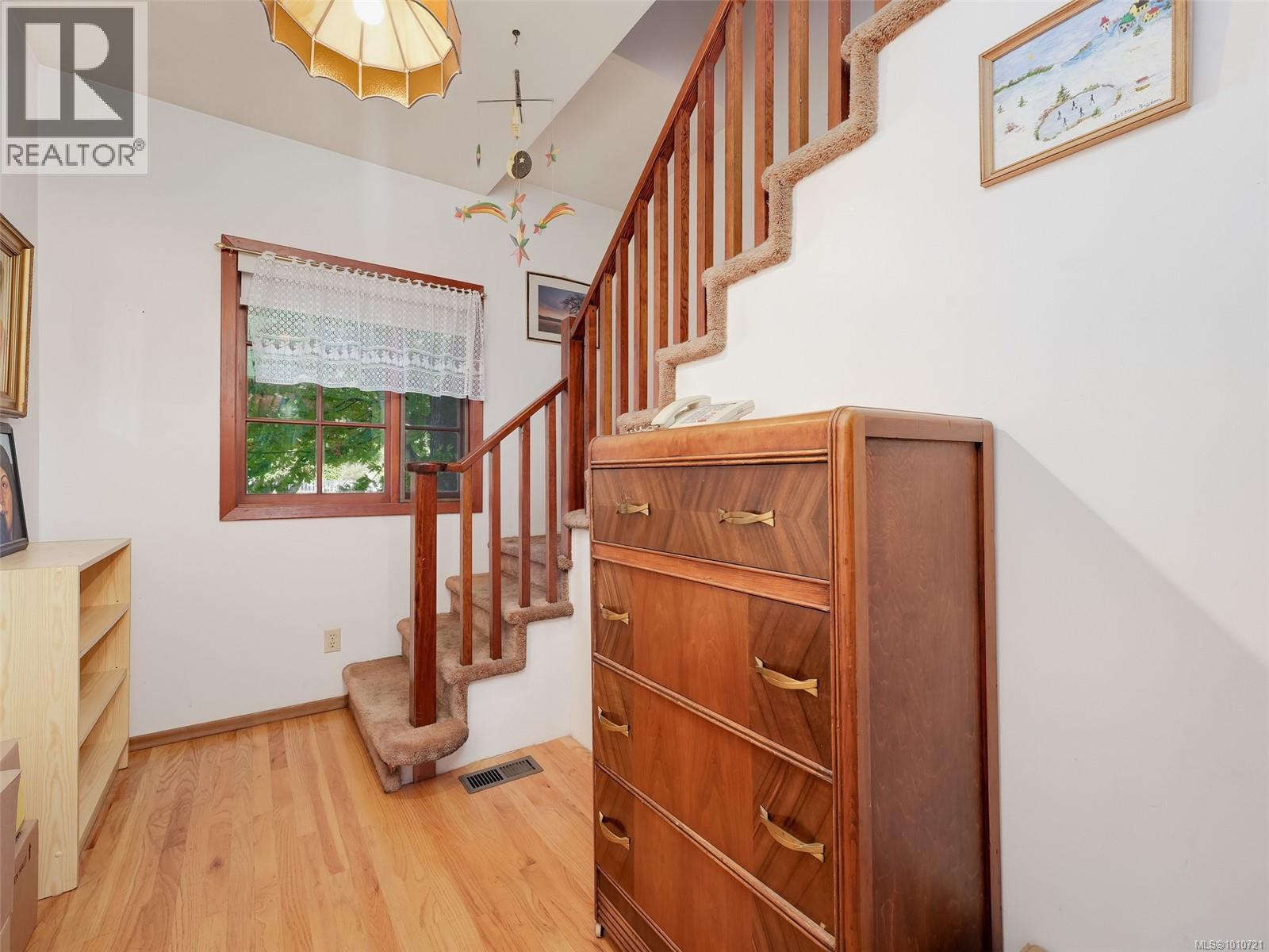 Photo 18 of 890 Burnside Rd W, Saanich BC