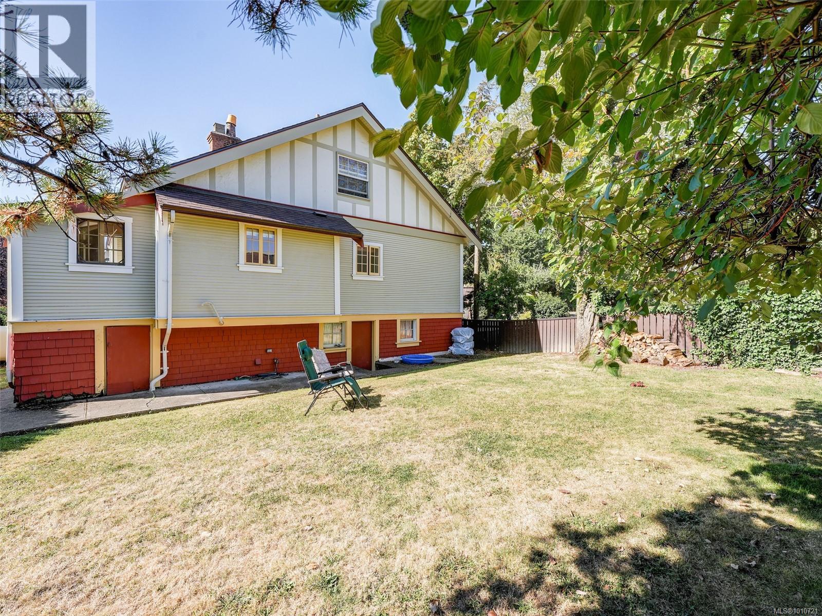 Photo 26 of 890 Burnside Rd W, Saanich BC