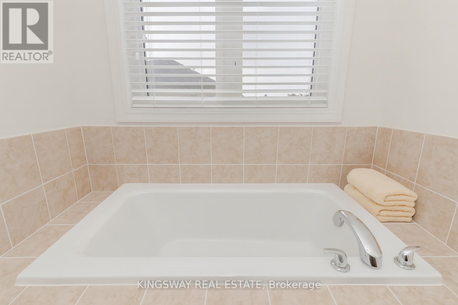 Photo 19 of 197 Ken Laushway Avenue, Whitchurchstouffville ON