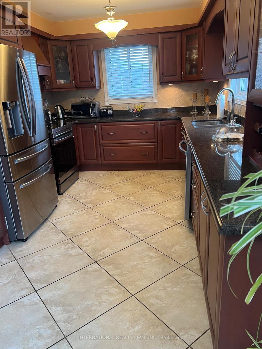 Photo 8 of 95 Dunstan Crescent, Vaughan ON