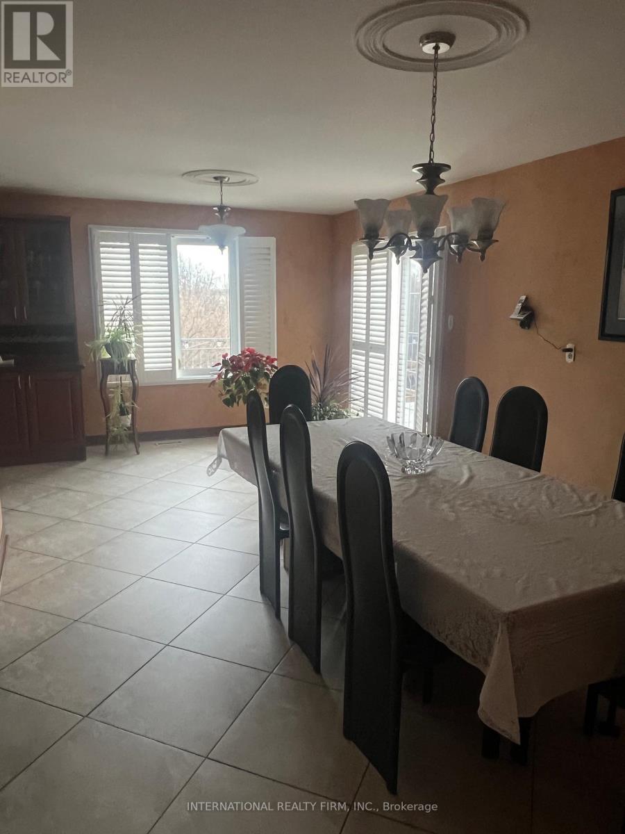 Photo 5 of 95 Dunstan Crescent, Vaughan ON