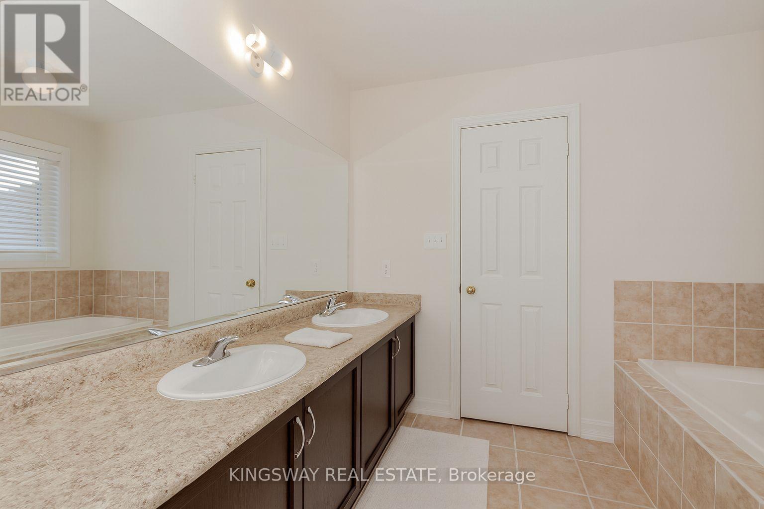 Photo 12 of 197 Ken Laushway Avenue, Whitchurchstouffville ON