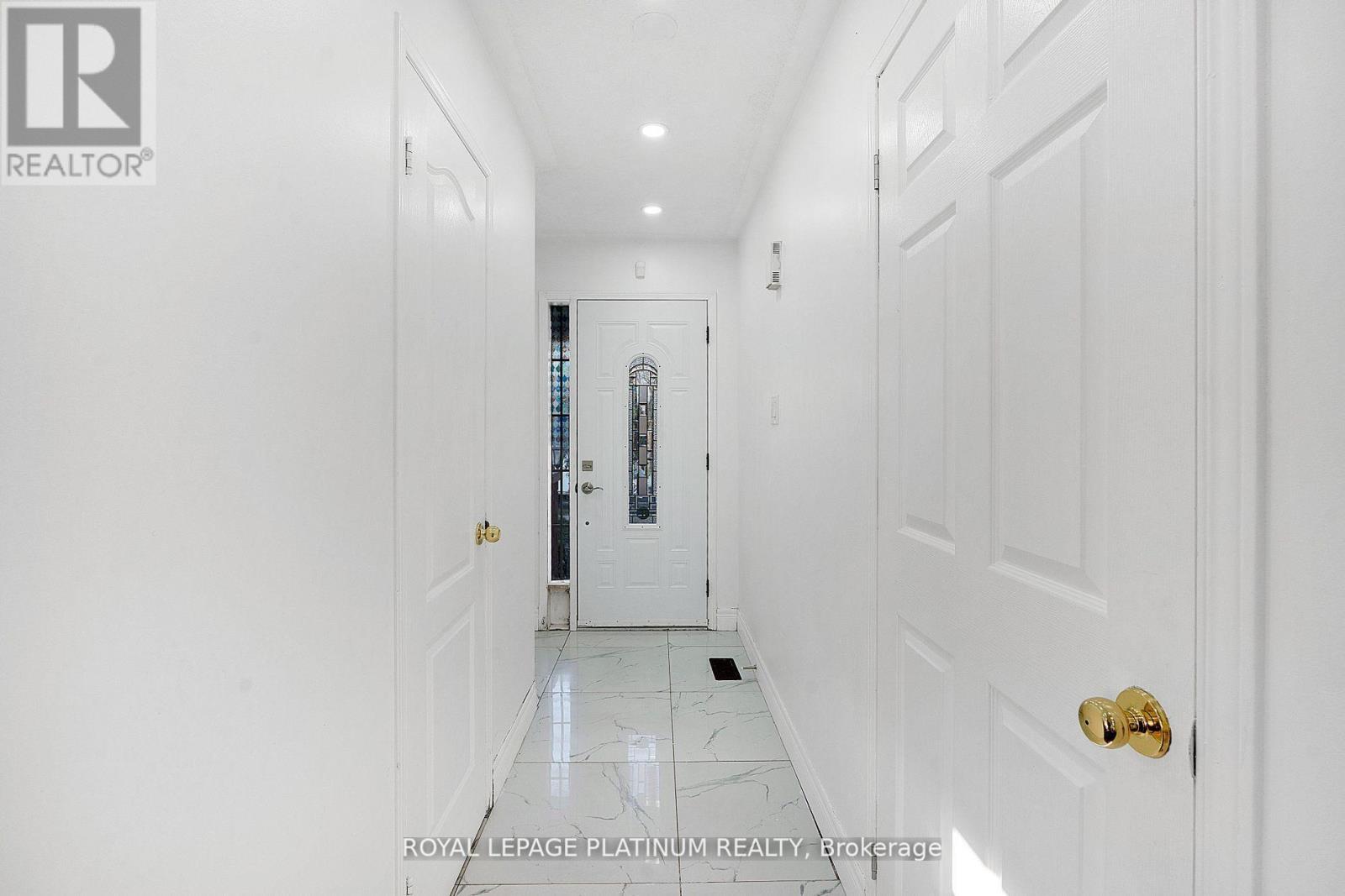 Photo 7 of 102 Bunchberry Way, Brampton ON