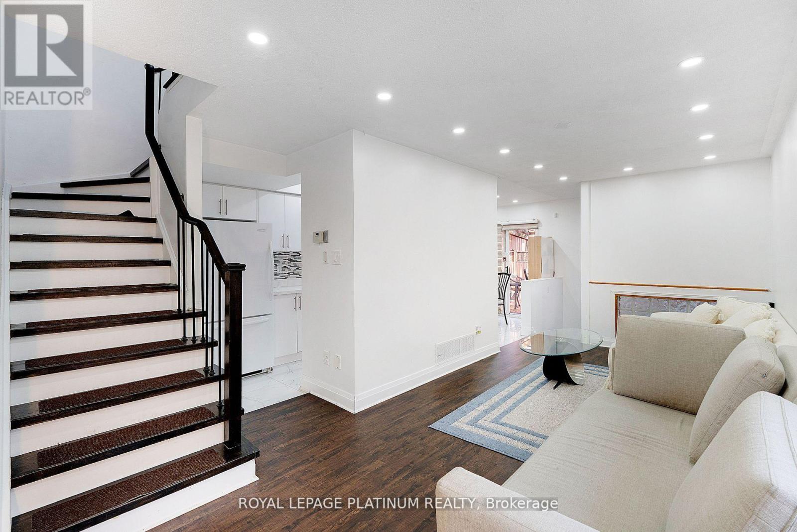 Photo 8 of 102 Bunchberry Way, Brampton ON