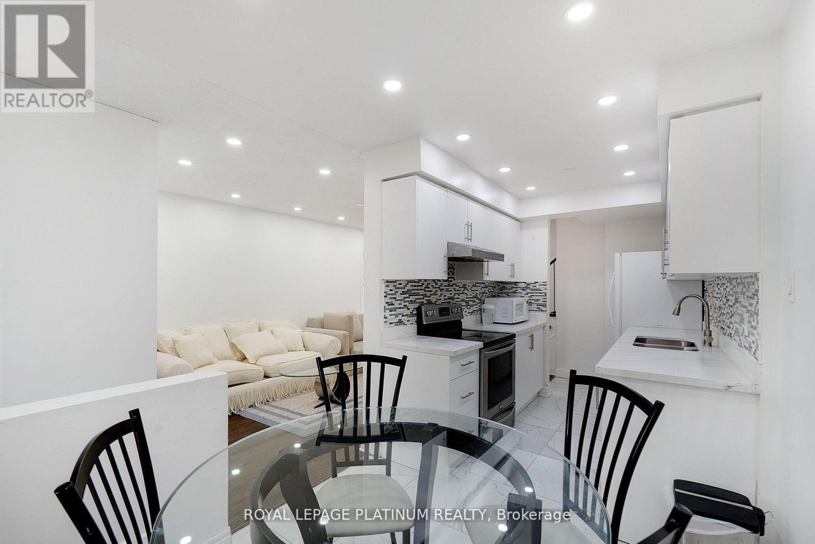 Photo 10 of 102 Bunchberry Way, Brampton ON