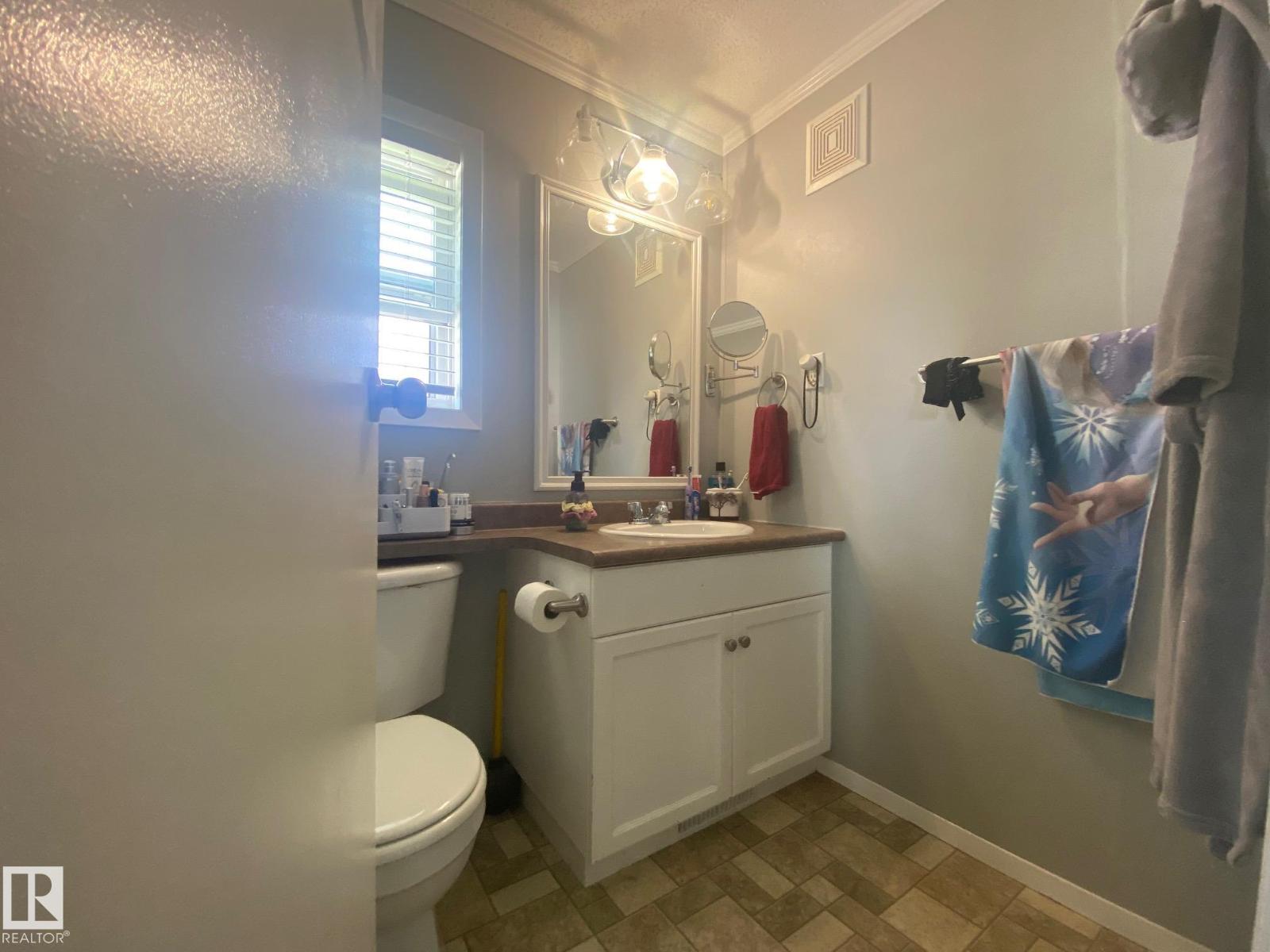 Photo 10 of 52 4204 47 St, Wetaskiwin AB