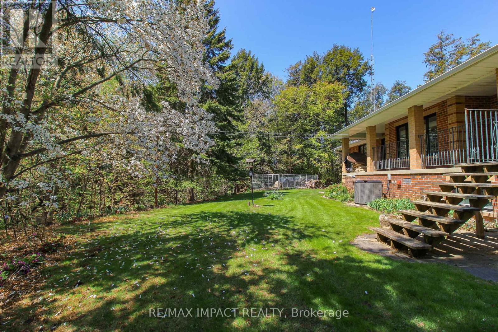 Photo 11 of 215 Raglan Road W, Oshawa ON