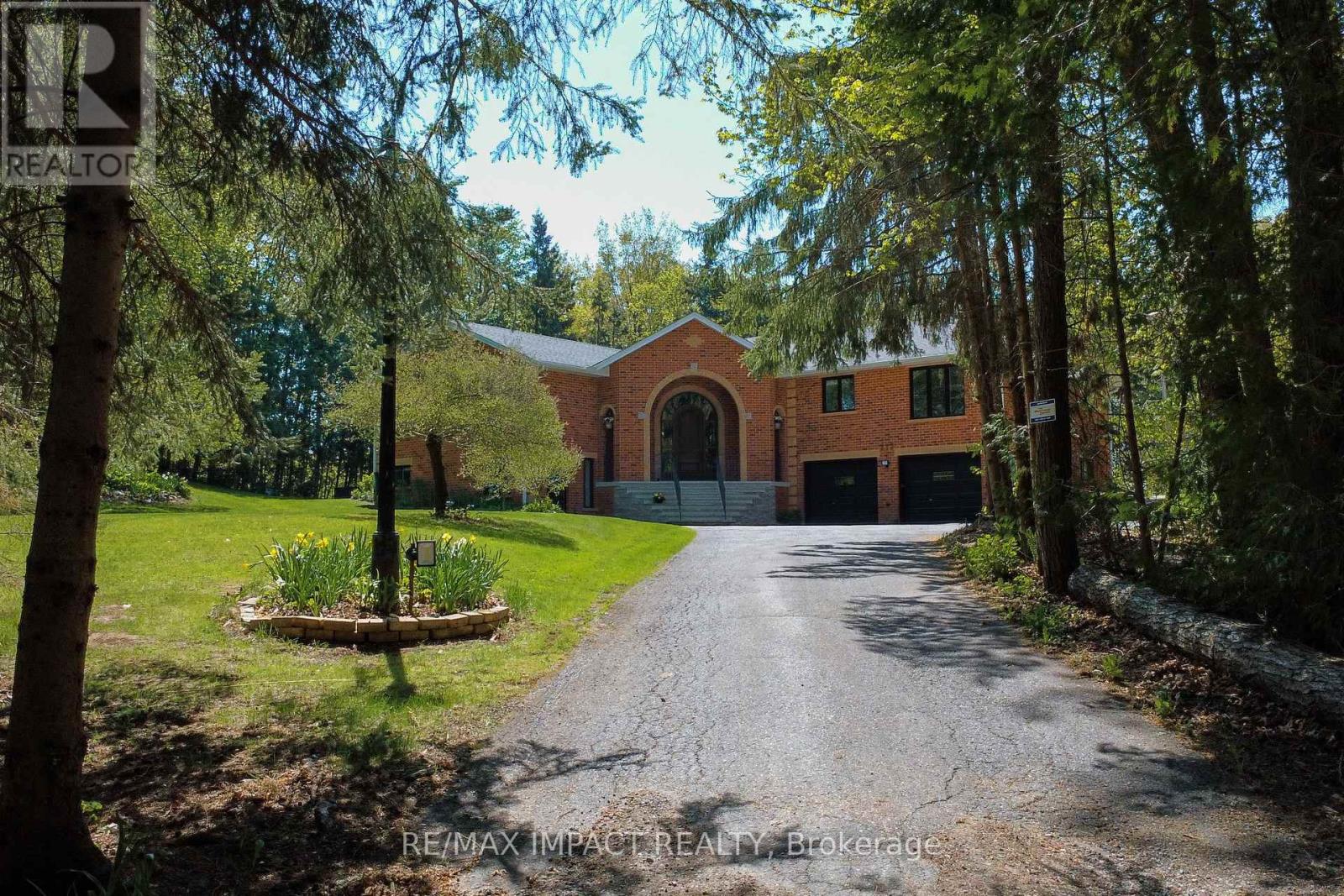 Photo 17 of 215 Raglan Road W, Oshawa ON