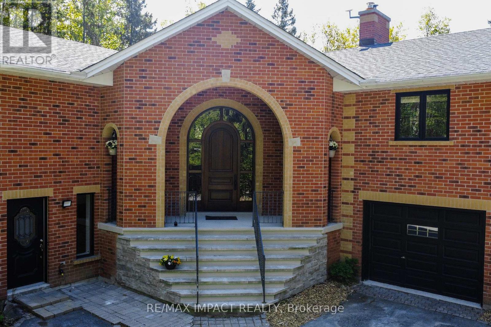 Photo 18 of 215 Raglan Road W, Oshawa ON