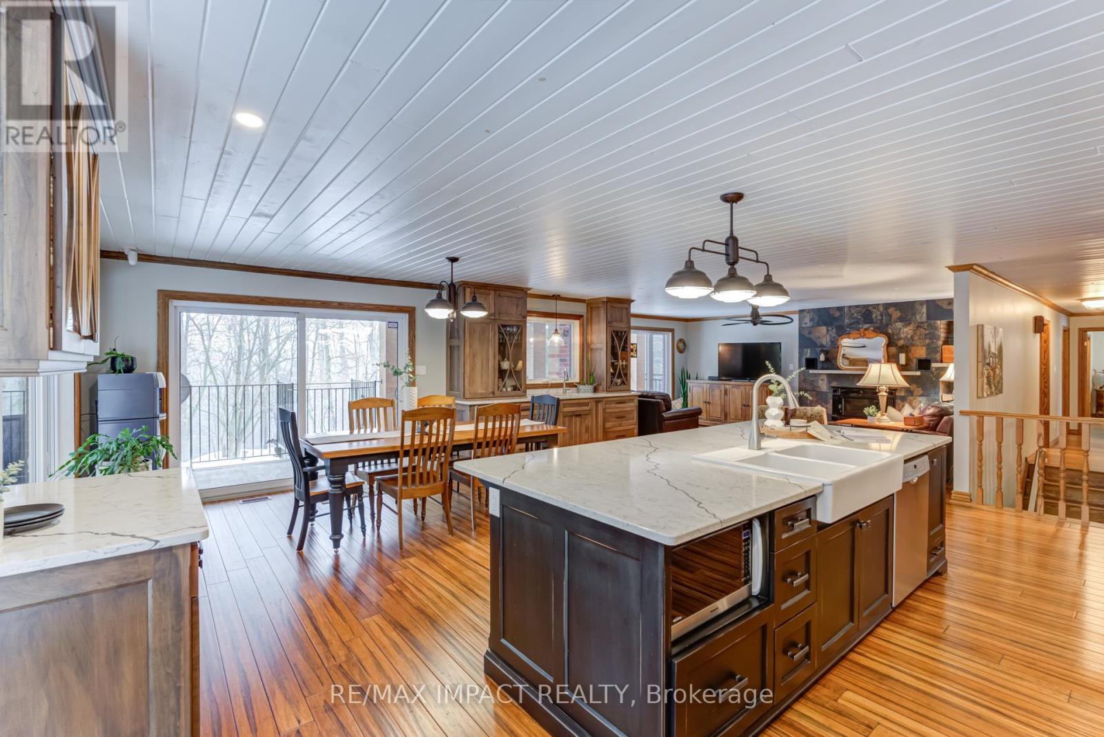 Photo 23 of 215 Raglan Road W, Oshawa ON