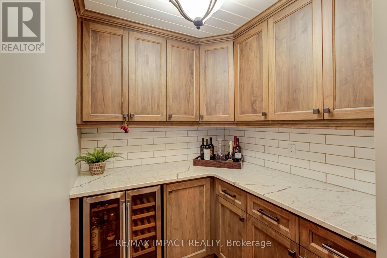 Photo 29 of 215 Raglan Road W, Oshawa ON