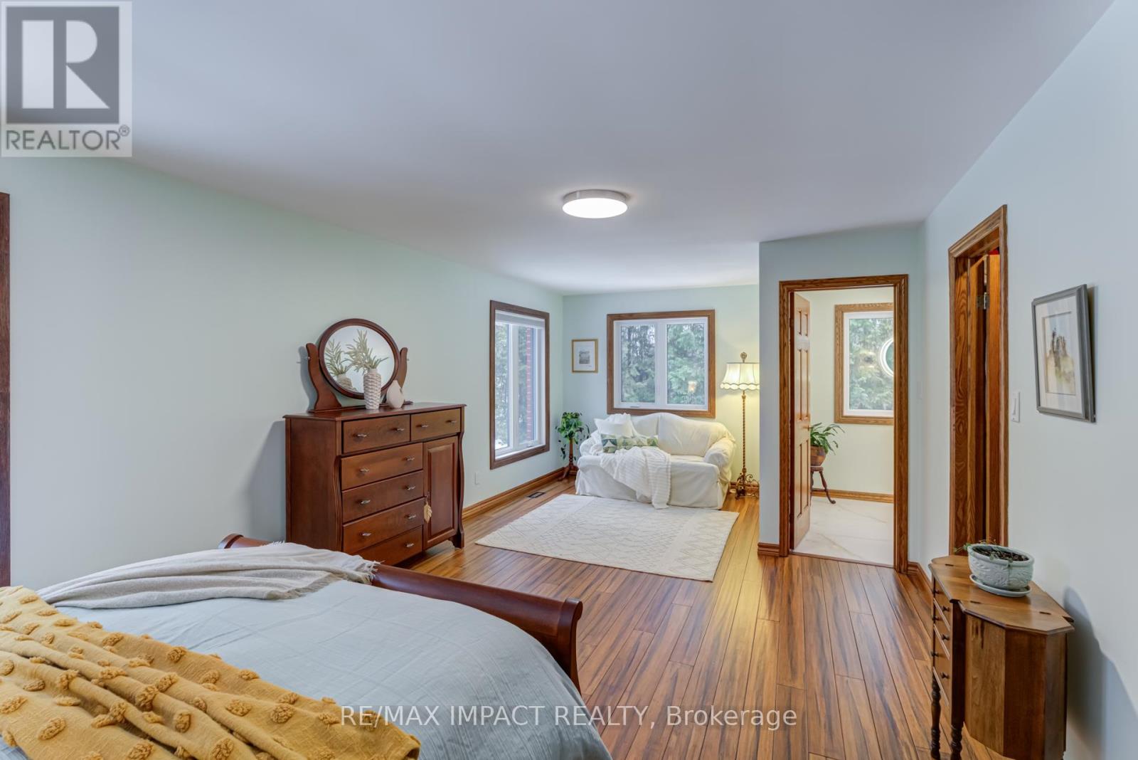 Photo 32 of 215 Raglan Road W, Oshawa ON