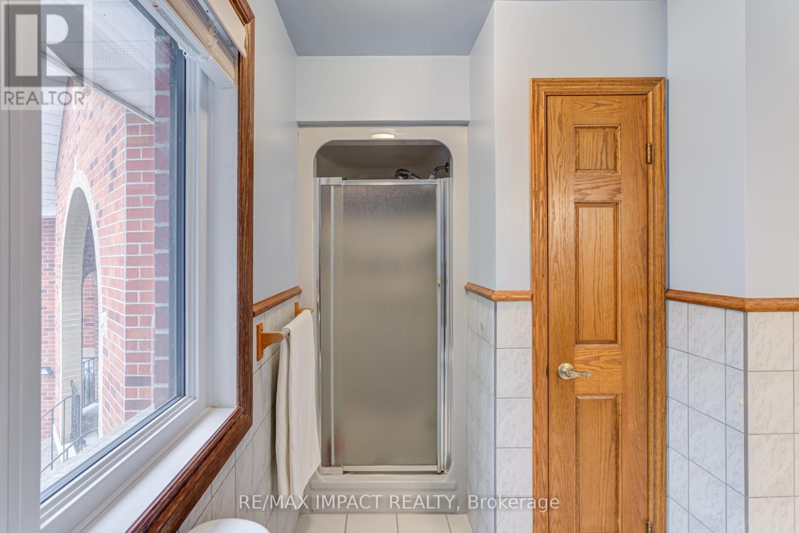 Photo 41 of 215 Raglan Road W, Oshawa ON