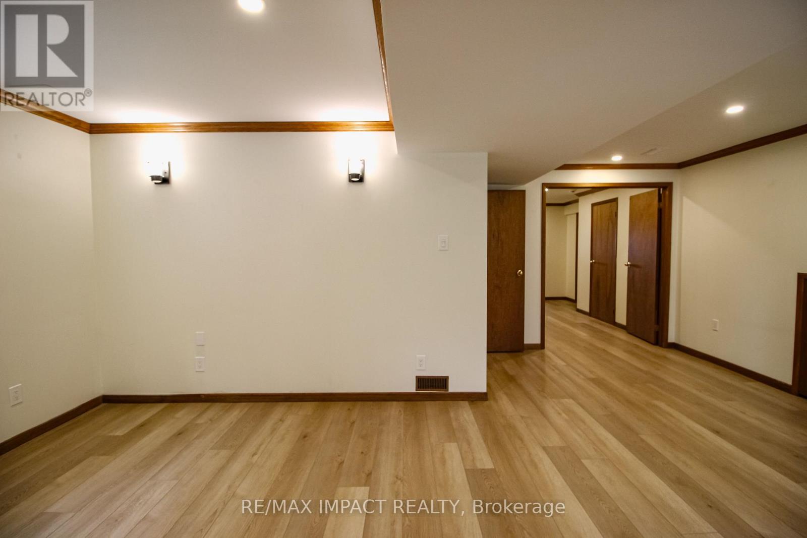 Photo 46 of 215 Raglan Road W, Oshawa ON