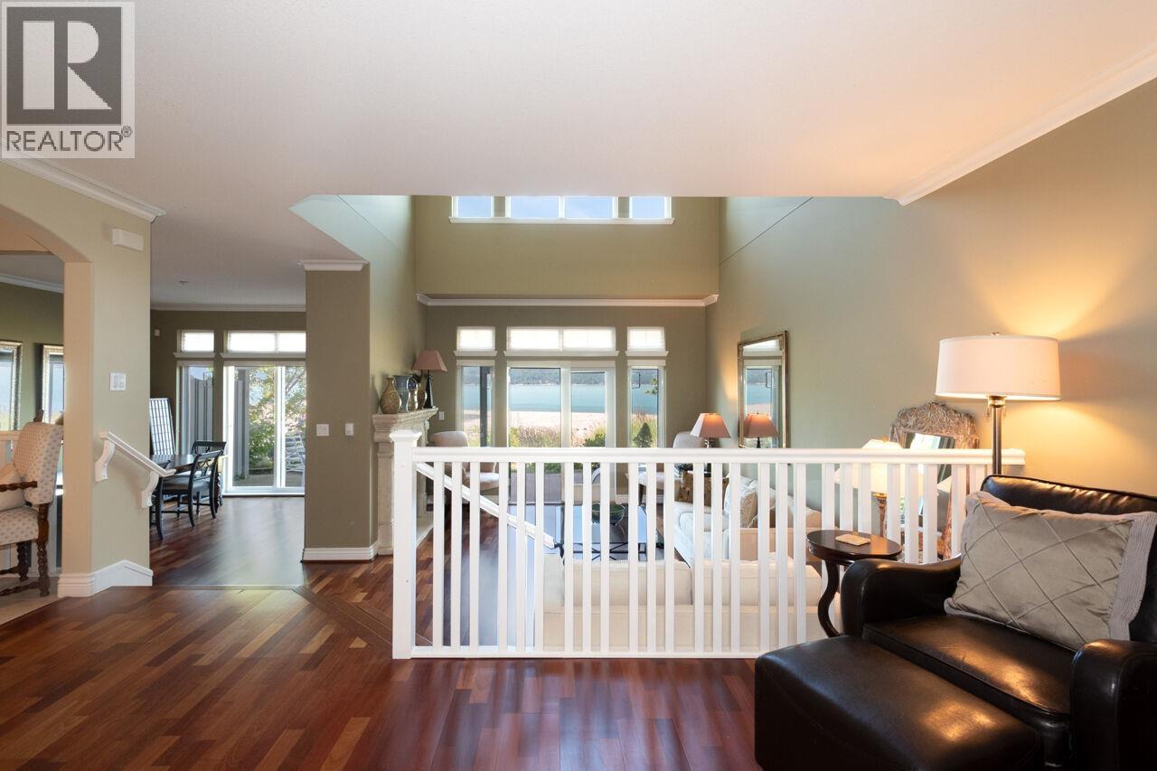Photo 5 of 17 Beach Drive, West Vancouver BC