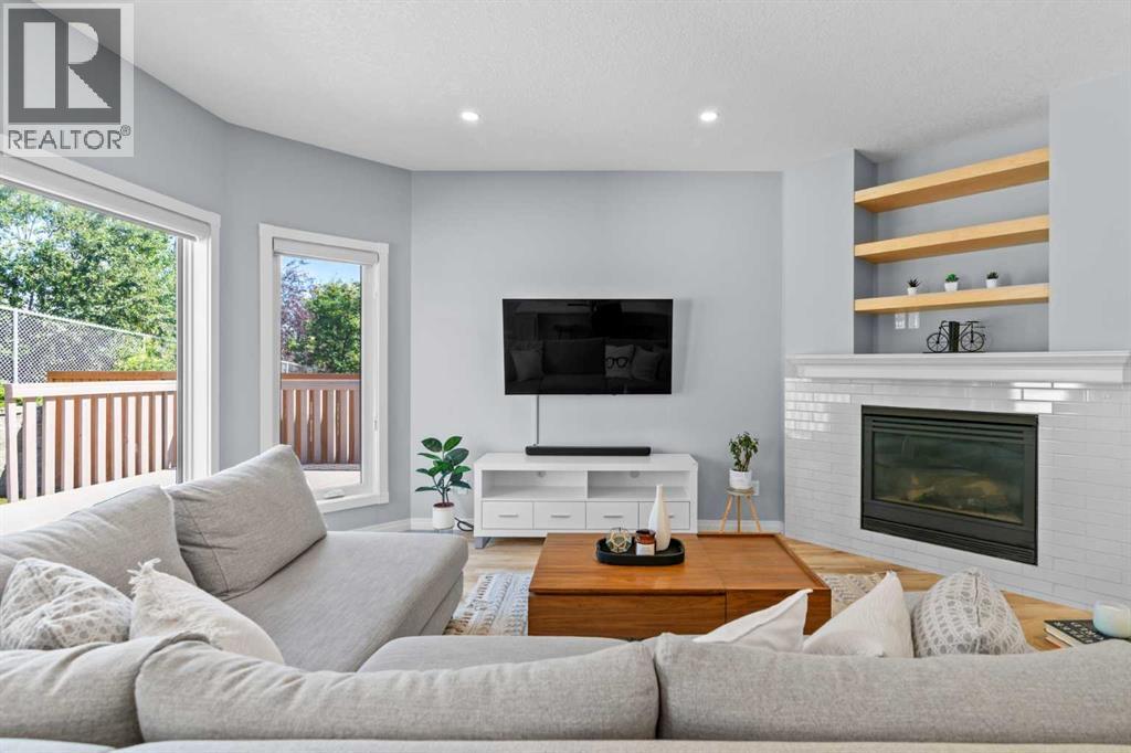 Single Family House for Sale in  Simcrest Manor SW Signal Hill Calgary 