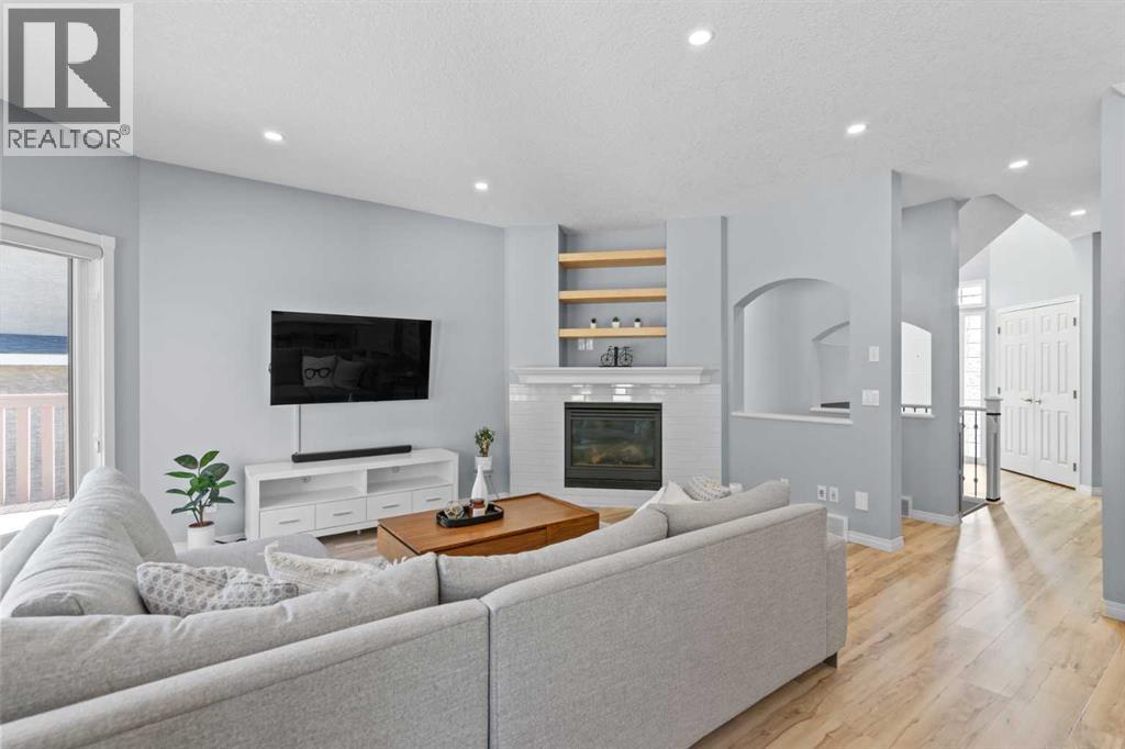 Single Family House for Sale in  Simcrest Manor SW Signal Hill Calgary 