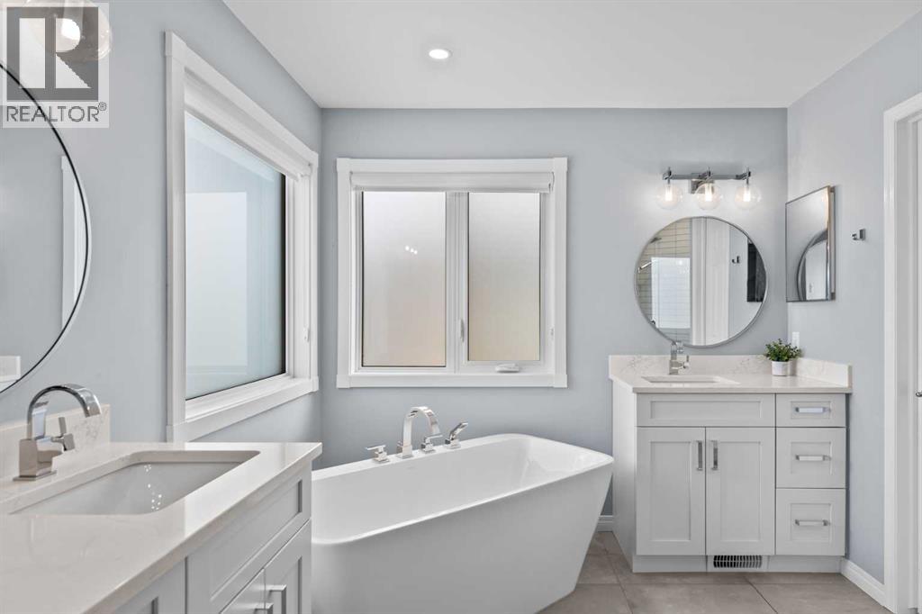Single Family House for Sale in  Simcrest Manor SW Signal Hill Calgary 