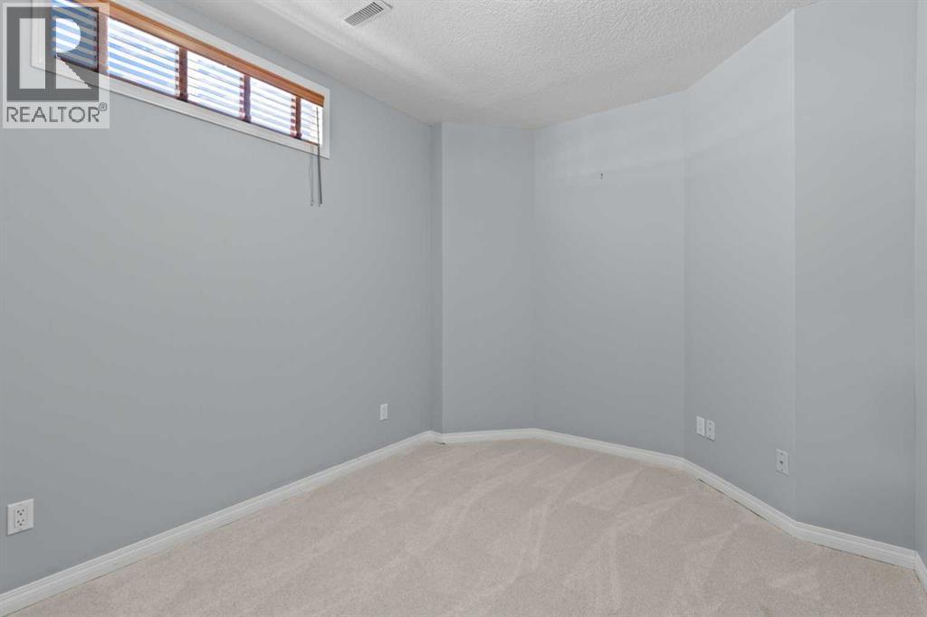 Single Family House for Sale in  Simcrest Manor SW Signal Hill Calgary 