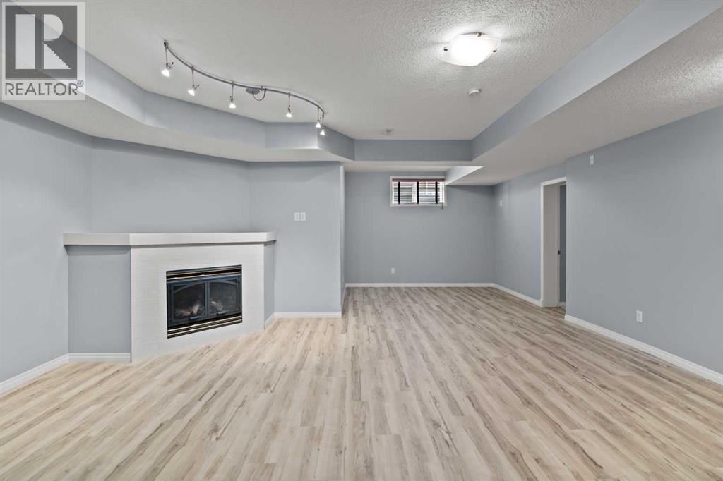 Single Family House for Sale in  Simcrest Manor SW Signal Hill Calgary 