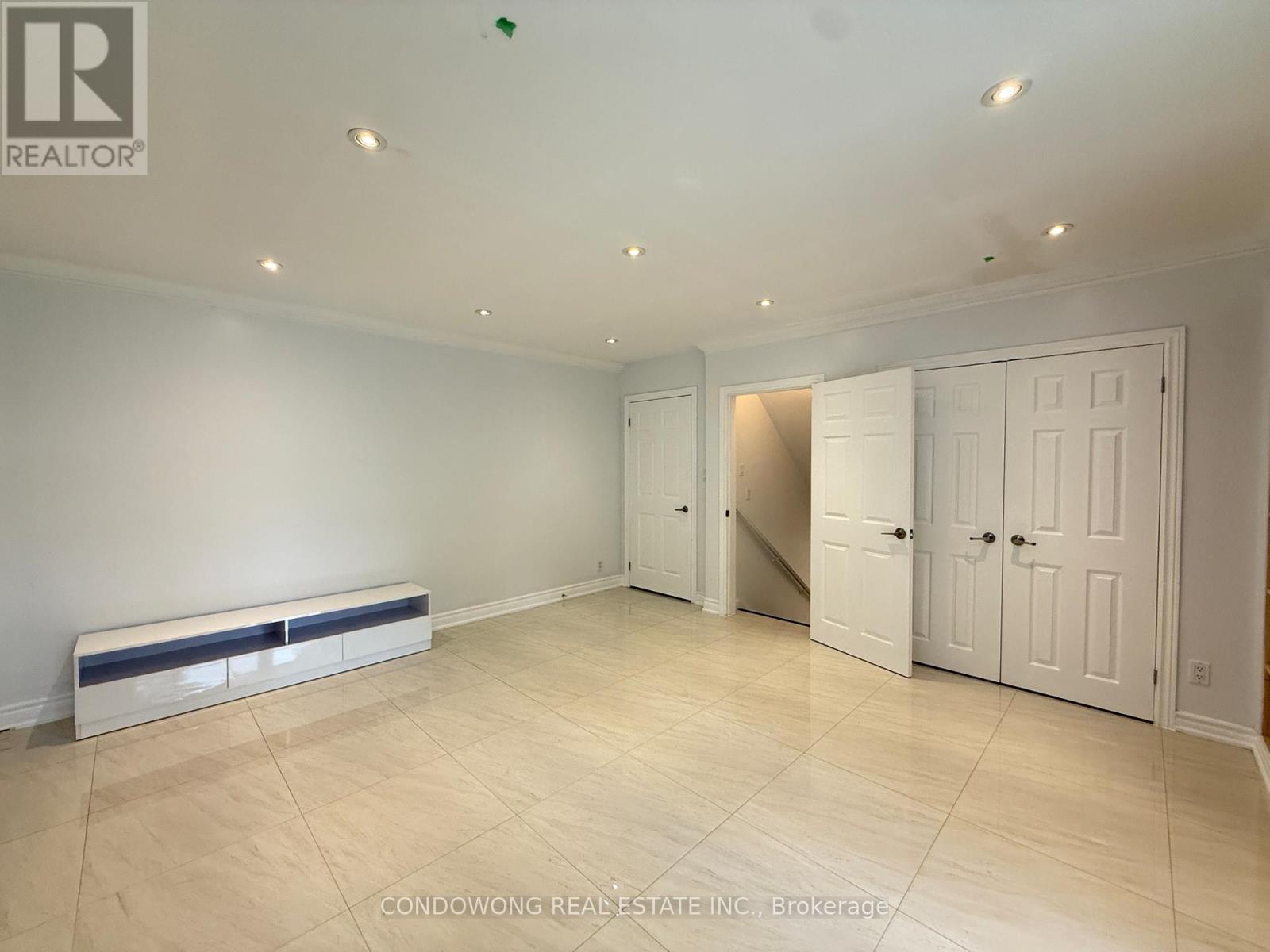 Photo 4 of 3 Alamosa Drive, Toronto ON
