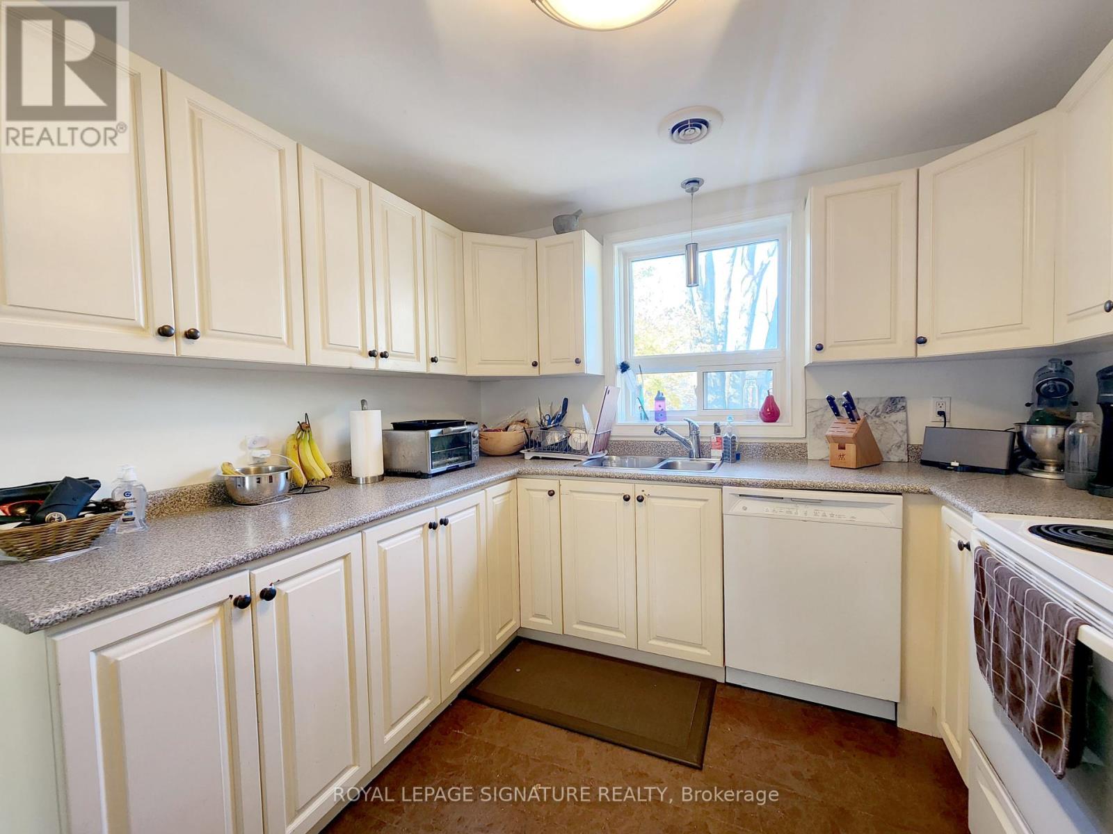Photo 15 of Upper 19 Warwick Avenue, Toronto ON