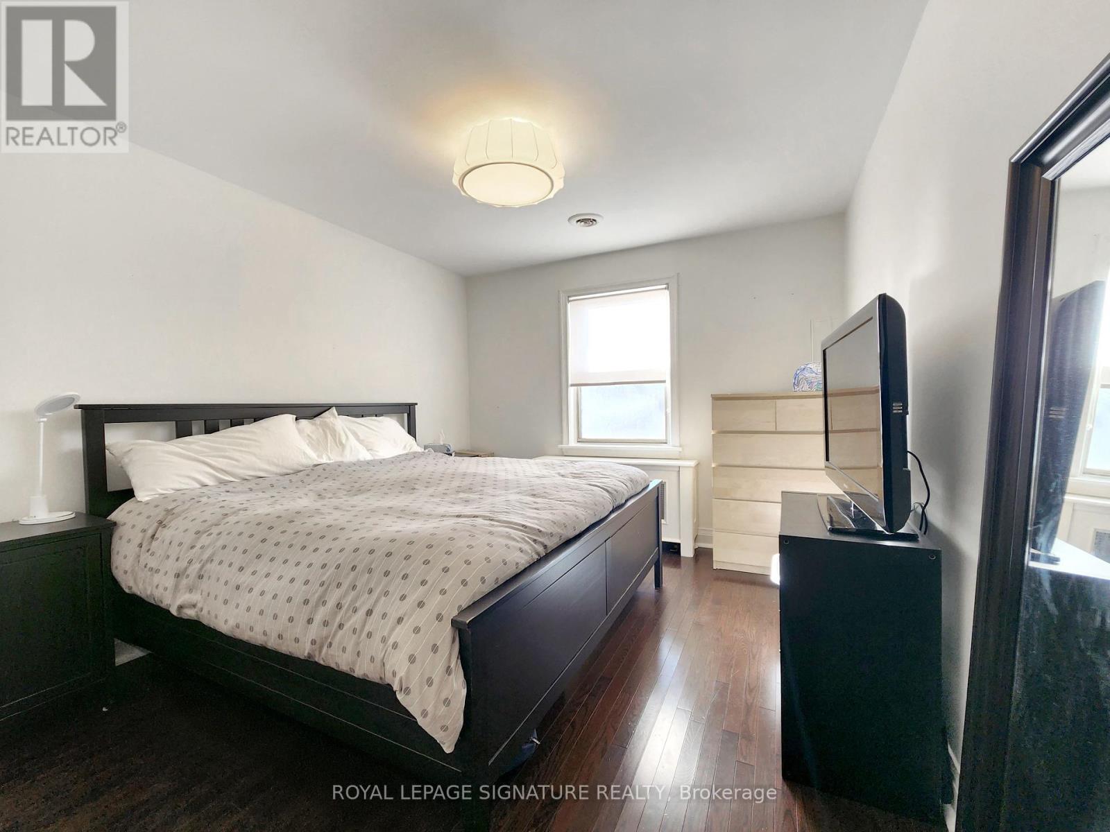 Photo 17 of Upper 19 Warwick Avenue, Toronto ON