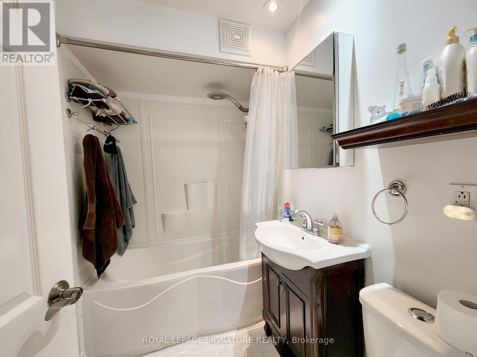 Photo 24 of Upper 19 Warwick Avenue, Toronto ON