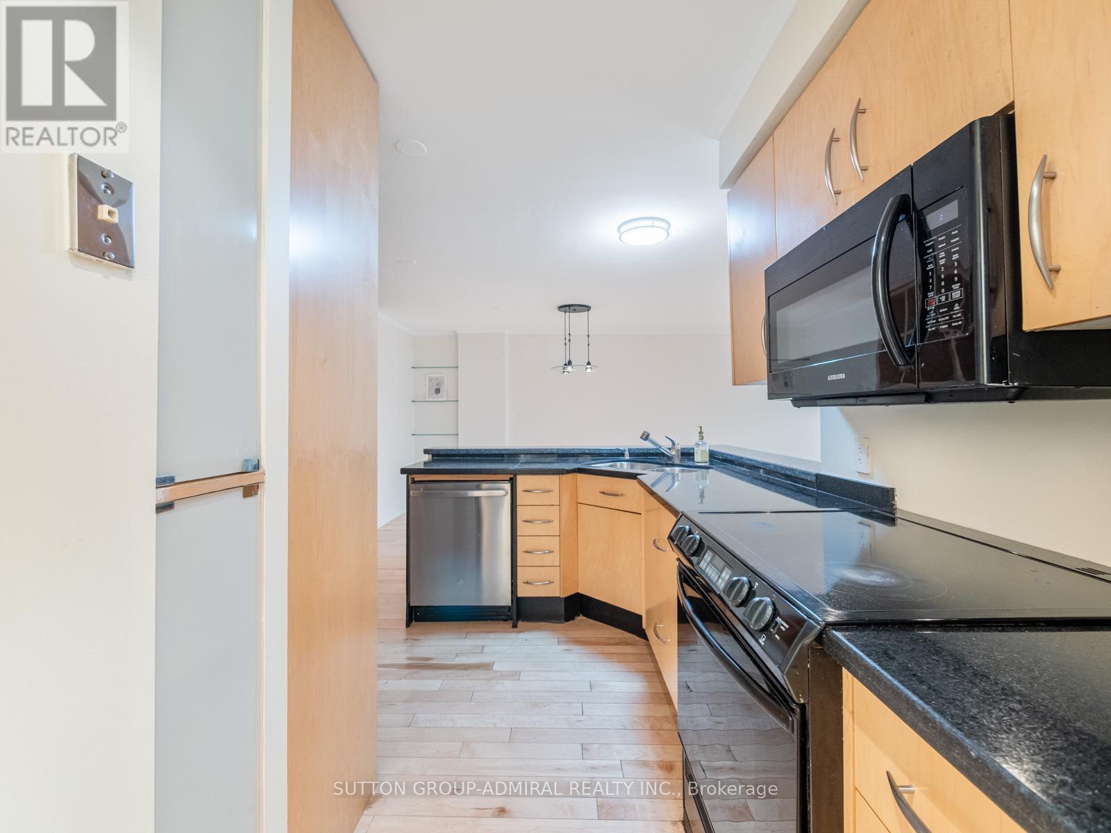 Photo 7 of 106 212 St George Street, Toronto ON