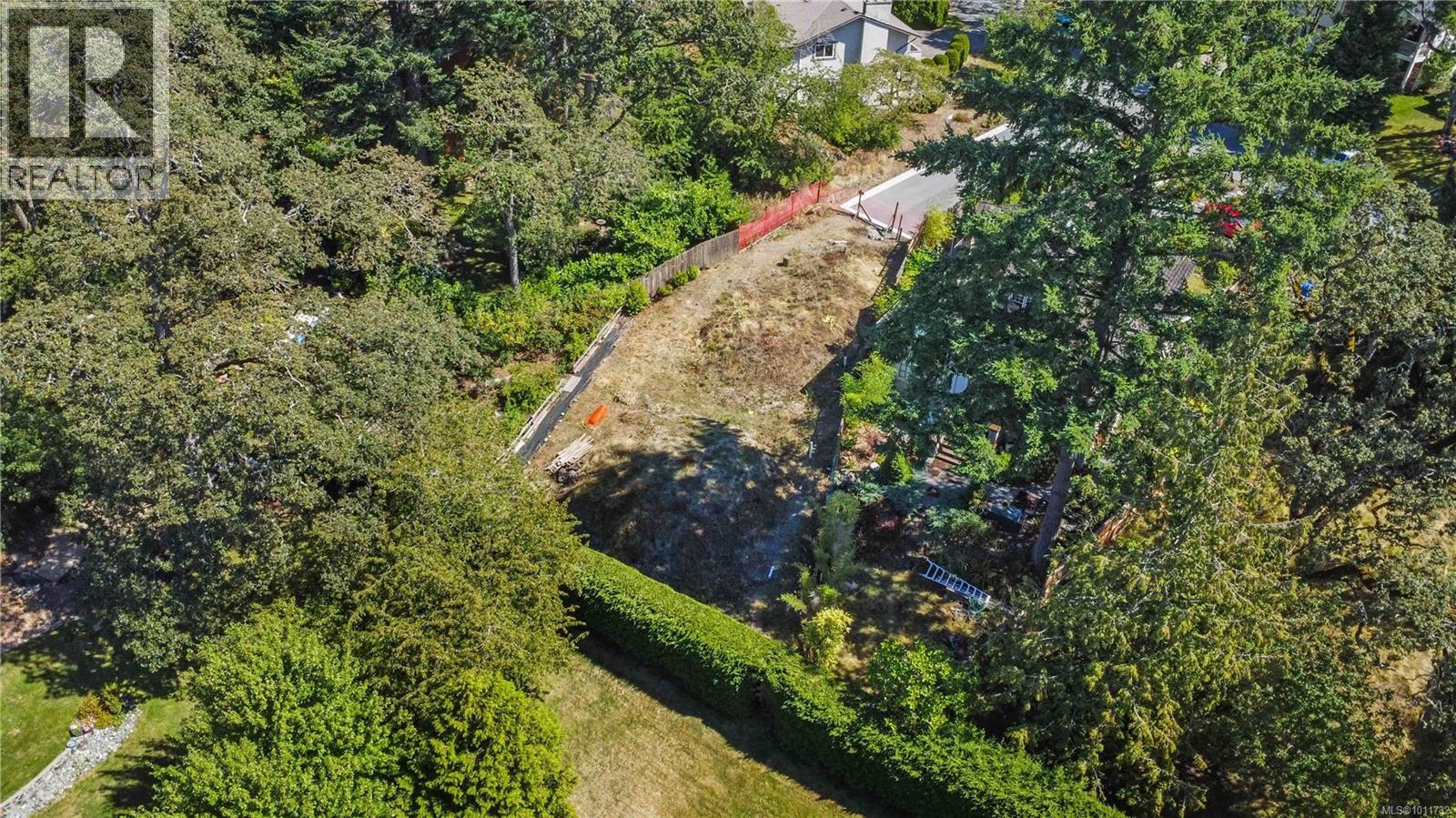 Photo 10 of 929 Woodhall Dr, Saanich BC