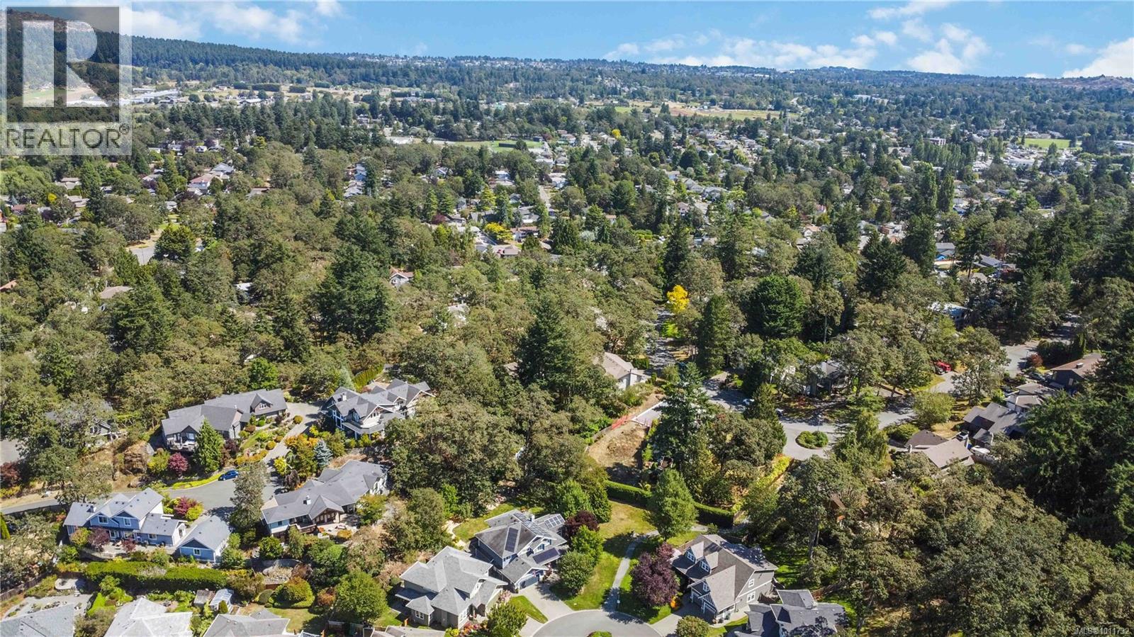 Photo 12 of 929 Woodhall Dr, Saanich BC