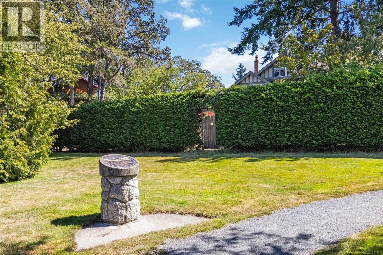Photo 14 of 929 Woodhall Dr, Saanich BC