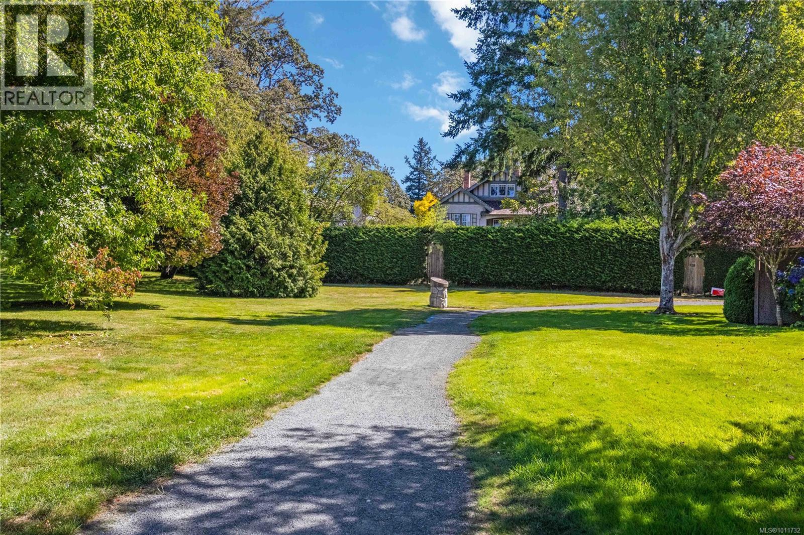 Photo 15 of 929 Woodhall Dr, Saanich BC