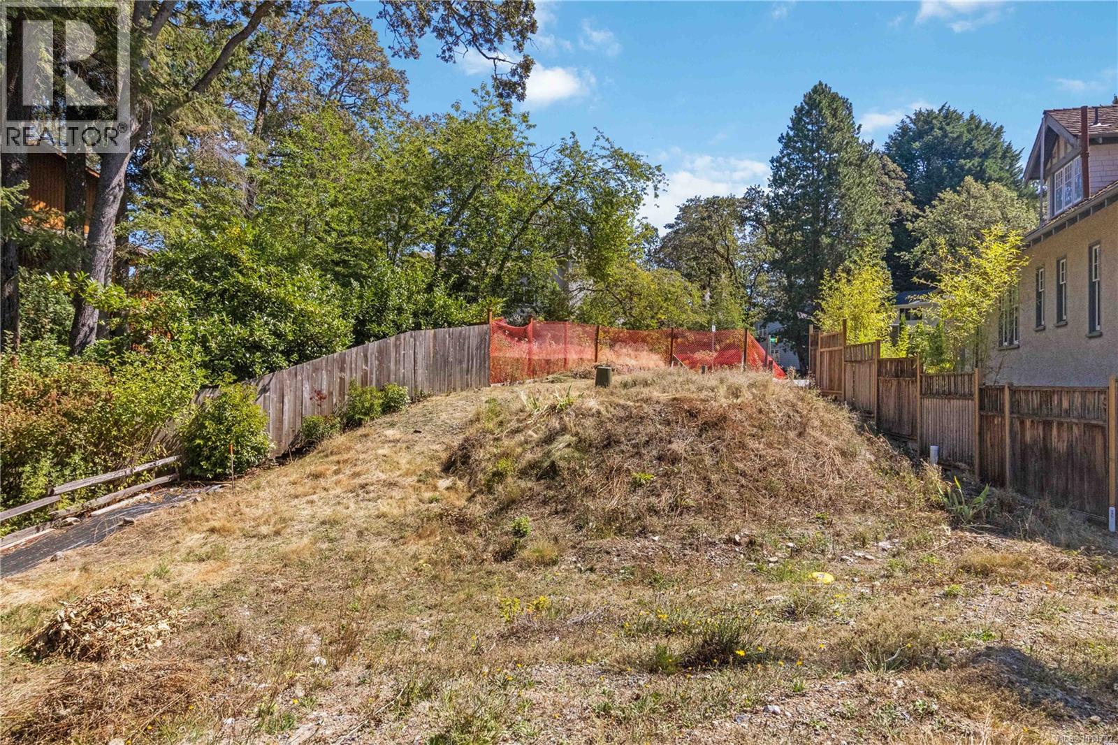 Photo 3 of 929 Woodhall Dr, Saanich BC