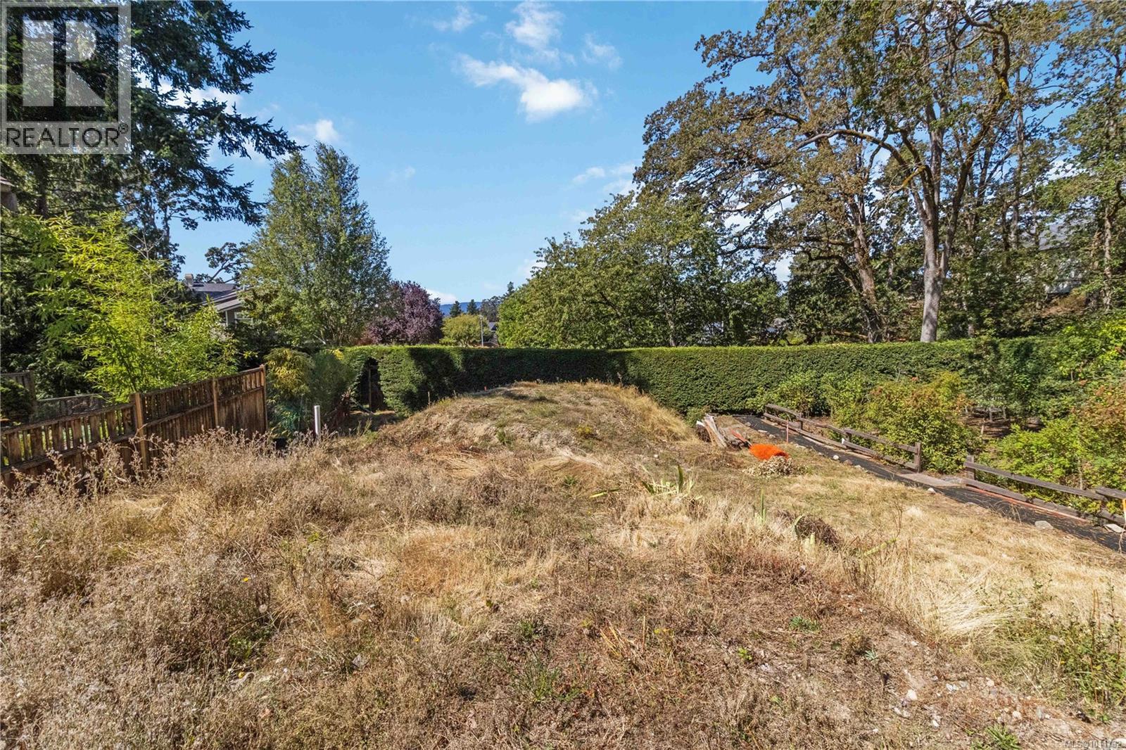 Photo 4 of 929 Woodhall Dr, Saanich BC