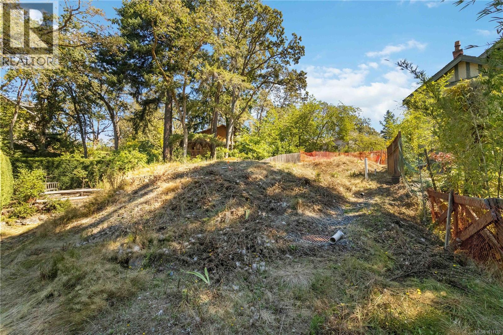 Photo 5 of 929 Woodhall Dr, Saanich BC