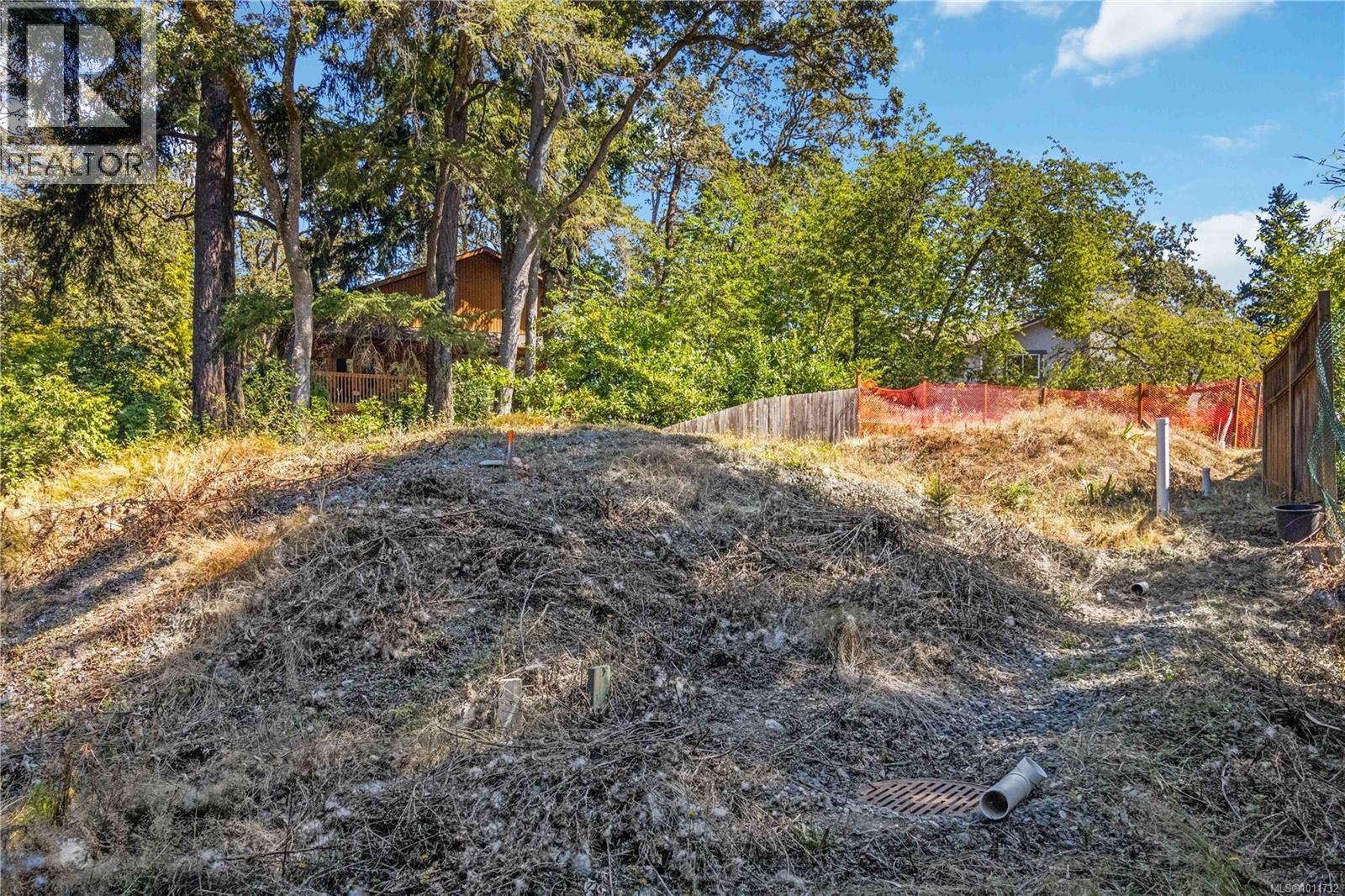 Photo 6 of 929 Woodhall Dr, Saanich BC