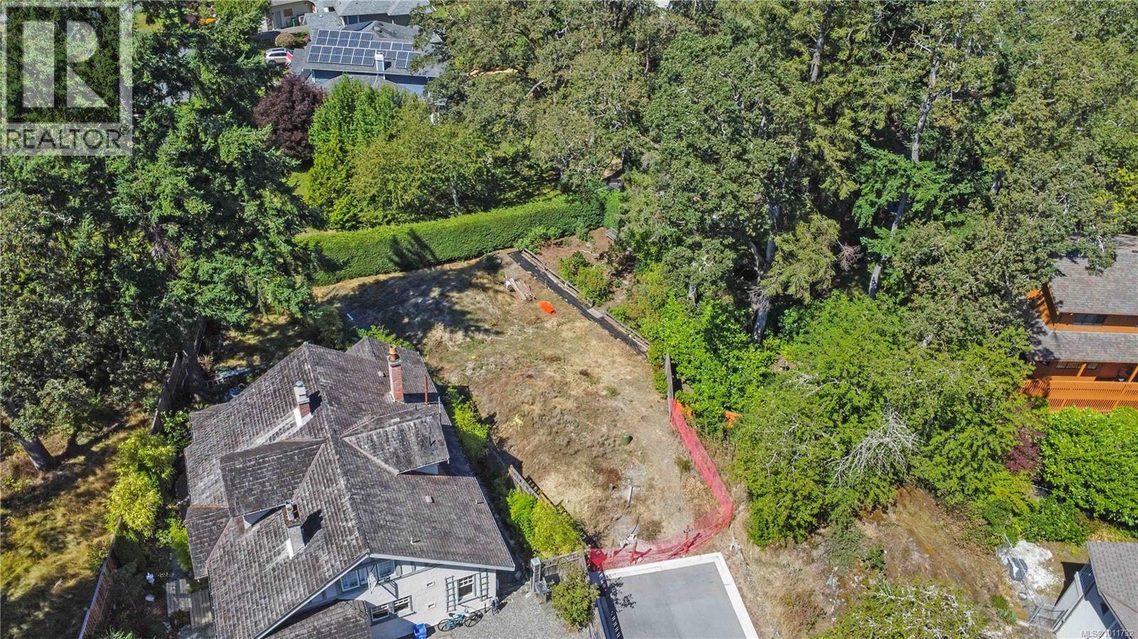 Photo 8 of 929 Woodhall Dr, Saanich BC