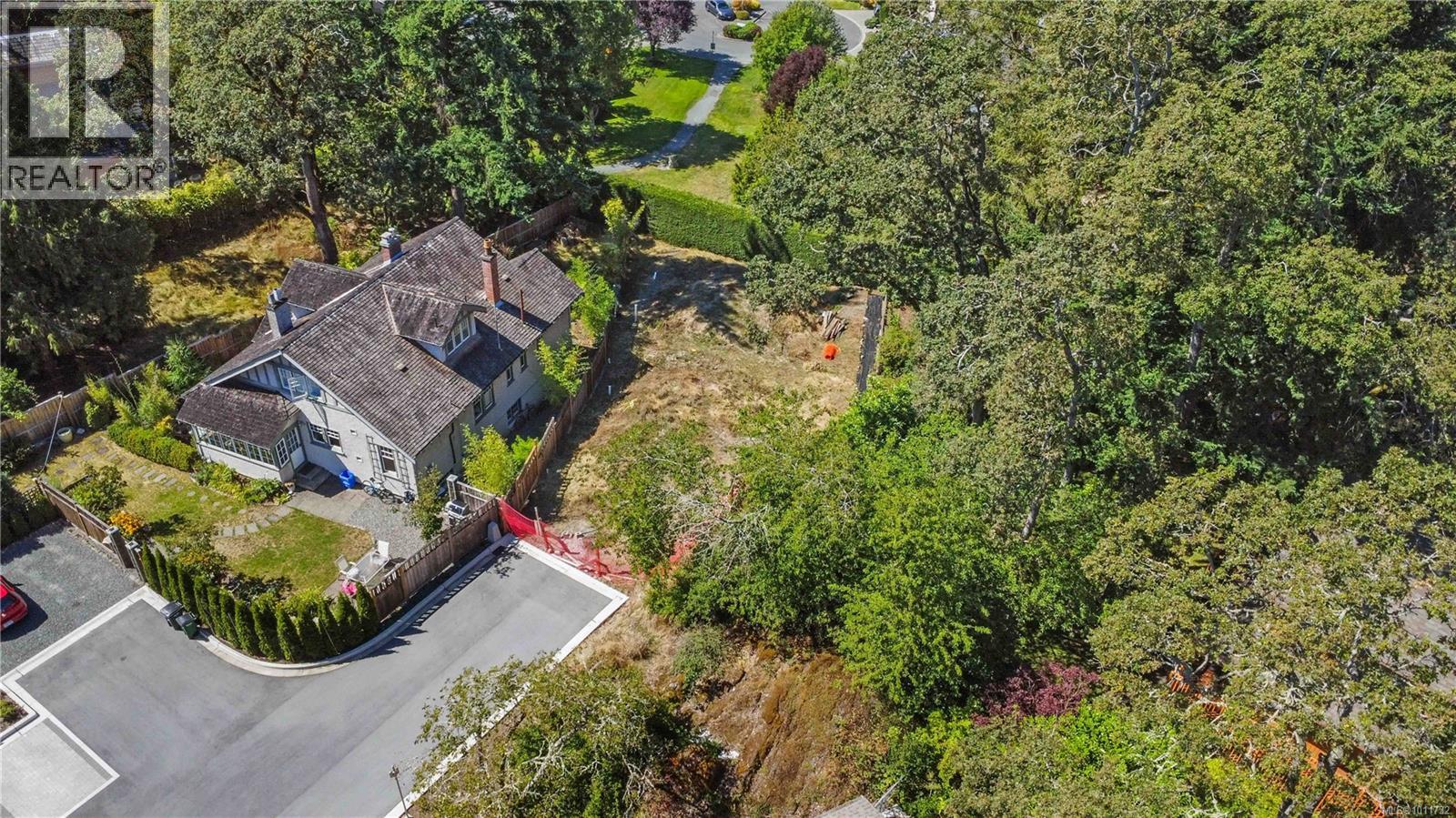 Photo 9 of 929 Woodhall Dr, Saanich BC