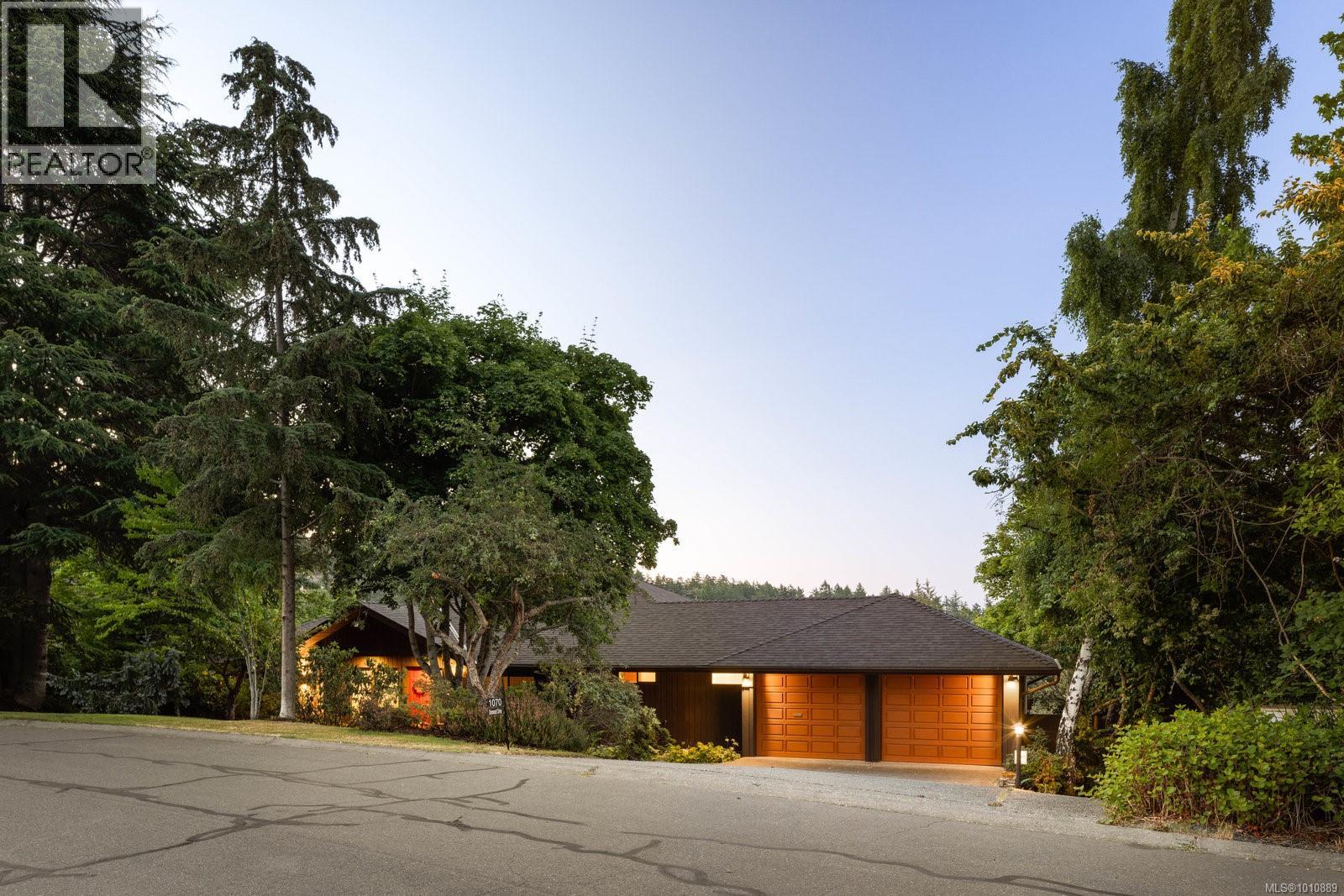Photo 10 of 1070 Donwood Dr, Saanich BC