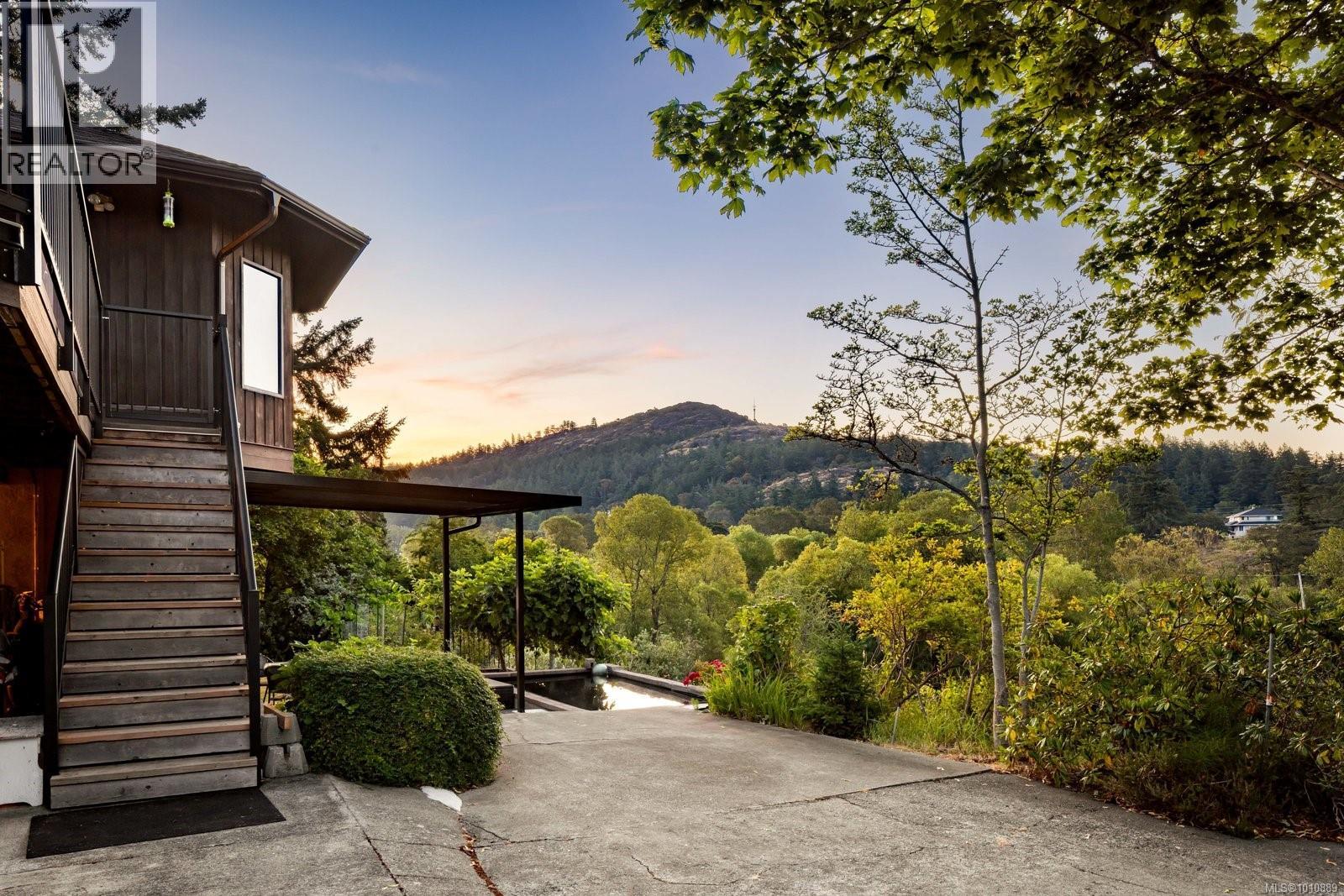 Photo 11 of 1070 Donwood Dr, Saanich BC
