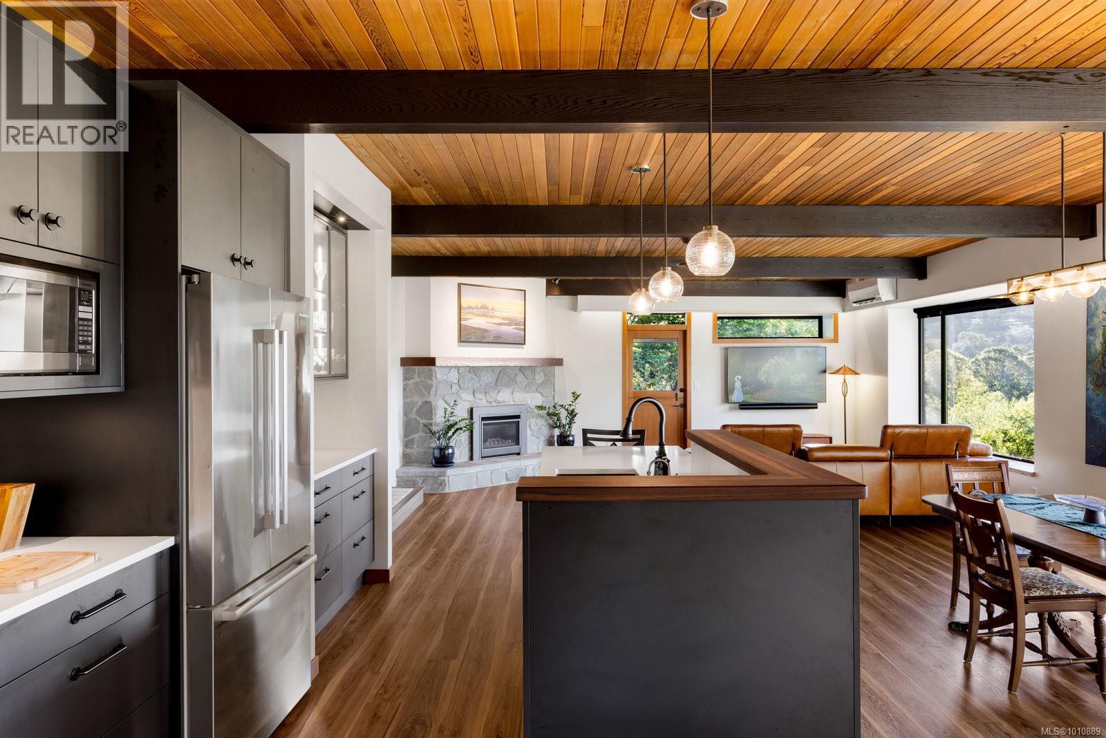 Photo 16 of 1070 Donwood Dr, Saanich BC