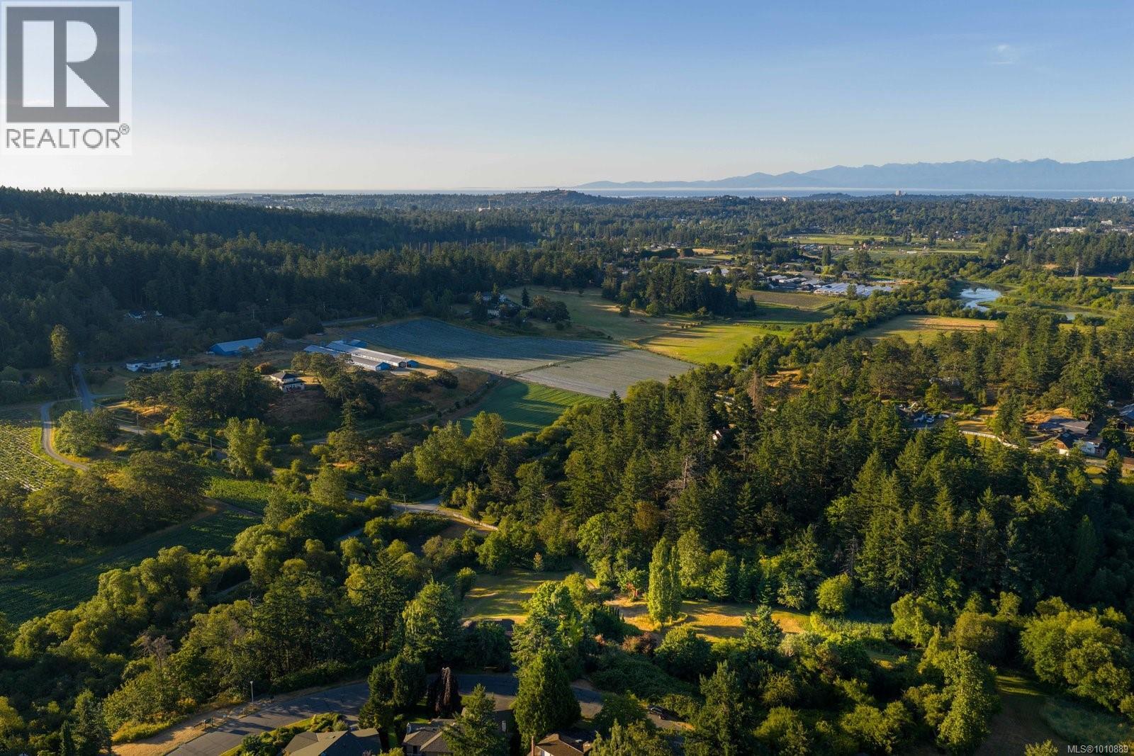 Photo 2 of 1070 Donwood Dr, Saanich BC